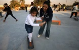 Une enfant s'exerce au skateboard sur la première piste ouverte à Bagdad, le 1er février 2025