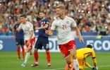 La défense des Bleus concède un but contre le Danemark, oeuvre d'Andreas Cornelius au Stade de France, le 3 juin 2022 