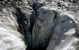 Une crevasse sur le glacier la Mer de Glace dans les Alpes françaises, le 2 septembre 2016