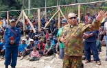 Michael Band, officier des forces de défense de Papouasie-Nouvelle-Guinée, s'entretient avec des habitants sur le site d'un glissement de terrain dans le village de Mulitaka, dans la province d'Enga en Papouasie-Nouvelle-Guinée, le 26 mai 2024