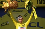 Le maillot jaune Tadej Pogacar sur le podium de la 9e étape du Tour de France, le 13 juillet 2025 à Châteauroux