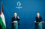 Le président palestinien Mahmoud Abbas (g) et le chancelier allemand Olaf Scholz lors d'une conférence de presse conjointe, le 16 août 2022 à Berlin