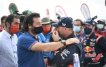 Le directeur du Dakar David Castera félicite Stéphane Peterhansel vainqueur du dernier Dakar, le 15 janvier 2021 à Jeddah