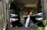 Un artilleur ukrainien se prépare à tirer depuis une position près de la ville de Lyssychansk, dans l'est de l'Ukraine, le 14 juin 2022
