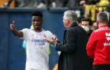 L'entraîneur du Real Madrid's Carlo Ancelotti donne des consignes à Vinicius Jr contre Villarreal au stade de La Ceramica, le 12 février 2022