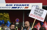 Des salariés d'Air France manifestent contre la garde à vue de six d'entre eux, le 12 octobre 2015 à Roissy-en-France