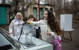 Un bureau de vote itinérant pour l'élection présidentielle russe à Donetsk en Ukraine dans une région occupée par la Russie, le 14 mars 2024
