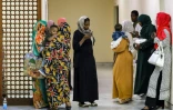 Des réfugiés soudanais à leur arrivée à l'aéroport de Bagdad, le 18 juin 2023
