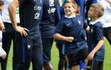 L'attaquant français Olivier Giroud lors d'une séance d'entraînement avec des enfants, le 18 mai 2016 à Biarritz