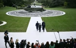 Le président américain Donald Trump marche et le président chinois Xi Jinping sur le nouvel héliport de la pelouse sud de la Maison Blanche, le 24 septembre 2026 à Washington