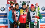 Le podium du sprint 10 km d'Hochfilzen: (de g à dr) Martin Fourcade, Johannes Thingnes Boe et Benedikt Doll, le 14 décembre 2018
