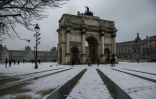 L'Arc de Triomphe du Carroussel du Louvre sous la neige, le 5 février 2018 à Paris