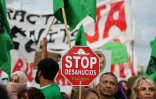Manifestation contre les expulsions et la crise du logement lors d'une visite du Premier ministre espagnol Pedro Sanchez au Palau de Congressos de Barcelone, le 28 septembre 2026
