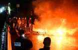 Des manifestants du mouvement "Bloquons tout" et la police près d'objets en feu sur le viaduc de Calix, à Caen, le 10 septembre 2025