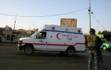 Une ambulance arrive sur les lieux d'un double attentat suicide dans le centre de Bagdad, le 15 janvier 2018 en Irak