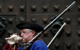 Un homme vêtu d'un uniforme d'époque souffle dans un coquillage lors d'une reconstitution historique à l'occasion de la "Diada", la "fête nationale" catalane, à Barcelone le 11 septembre 2018