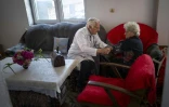Le docteur Apostolov, médecin généraliste de 90 ans, mesure la tension d'une patiente dans le village de Skrat, situé au pied du massif de la Belassitsa en Bulgarie, le 15 juillet 2026
