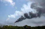 De la fumée s'échappe de la raffinerie d'Etat  de Petroleos de Venezuela (PDVSA) à Puerto La Cruz, mise en coupe réglée par le pouvoir, le 4 novembre 2021