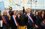 (de g à d) Danielle Simonnet, Bastien Lachaud, Mathilde Panot, Eric Coquerel, Adrien Quatennens, Bénédicte Taurine entourent Danièle Obono devant le palais de justice de Paris avant le procès de Valeurs Actuelles, à Paris le 23 juin 2021