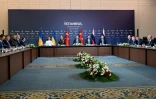 Le ministre turc des Affaires étrangères, Hakan Fidan (c), à la tête de la délégation turque, ouvre le troisième cycle de négociations entre la Russie (d) et l'Ukraine (g) au palais Ciragan à Istanbul, le 23 juillet 2025