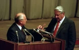Le président russe Boris ELtsine (d) et le président soviétique Mikhaïl Gorbatchev au Parlement à Moscou, le 23 août 1991