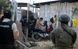 Des militaires et des policiers participent à une opération de récupération de maisons détournées par des trafiquants de drogue à Duran, le 23 juillet 2024 en Equateur