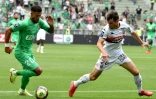 Le milieu de terrain gabonais de Saint-Etienne, Denis Bouanga, tente de déborder le défenseur lorientais Vincent Le Goff, lors de leur match de L1, le 8 août 2021 au Stade Geoffroy-Guichard