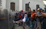 Echauffourées entre partisans du gouvernement vénézuélien et les forces de l'ordre, le 27 octobre 2016 devant l'Assemblée nationale à Caracas