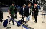 Les joueurs de rugby français Hugo Auradou (gauche) et Oscar Jégou (2e à partir de la droite) se dirigent vers leur vol à destination de la France, le 3 septembre 2024 à l'aéroport international d'Ezeiza en Argentine