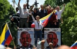 Maria Corina Machado, la leader de l'opposition vénézuélienne, brandit un drapeau lors d'une manifestation de protestation contre les résultats de l'élection présidentielle, à Caracas, le 3 août 2024
