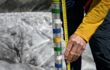 Le glaciologue Matthias Huss mesure le niveau de la glace sur le glacier d'Aletsch le 25 août 2021