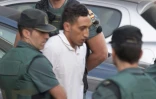 Driss Oukabir, un Marocain de 27 ans, membre présumé de la cellule jihadiste responsable des attentats en Catalogne, sort d'un centre de détention escorté par la guarde civile le 22 août 2017 à Tres Cantos, près de Madrid