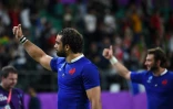 Yoann Huget (gauche) et Maxime Médard saluent le public après la défaite du XV de France contre le pays de Galles en quart de finale de la Coupe du monde le 20 octobre 2019 à Oita, au Japon