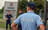 Forces de sécurité hongroises (face) et croate (de dos) me 20 septembre 2015 à Beremend à la frontière de la Hongrie et de la Croatie