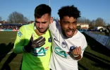 La joie du gardien de but Pierre Laborde-Turon (g) et de l'attaquant Hamilton Bertran, après la victoire à domicile de Bergerac aux tirs au but (0-0, 5-4 t.a.b.) face à Metz, lors de leur 32e de finale de la Coupe de France, le 19 décembre 2021 au Stade de Carac and Bergerac's French forward Hamilton Beltran celebrate after winning the French Cup round-of-64 football match against FC Metz, at the Stade de Carac, south-western France, on December 19, 2021.