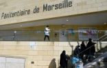 Des personnes arrivent à la prison des Baumettes pour rendre visite à un proche détenu à la prison des Baumettes, le 13 février 2021 à Marseille