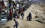 Des Palestiniens de la ville de Gaza se déplacent vers le sud de la bande de Gaza avec leurs affaires, sur la route côtière près du camp de réfugiés de Nousseirat dans le centre du territoire, pour fuir une opération militaire israélienne, le 19 septembre 2025 