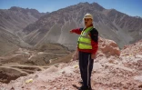 Murod Dzhumazoda, directeur adjoint de l'entreprise Talco Gold, sur le site d'extraction d'antimoine à la mine de Saritag, dans l'ouest du Tadjikistan, le 26 août 2025