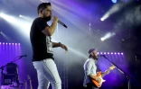Jorge & Matheus, l'un des duos "sertanejos" les plus en vogue, se présentent sur scène enveloppés de lumières LED et de fumée, sous les cris assourdissants du public