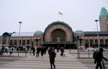 Le drapeau ukrainien flotte sur le toit de la gare centrale d'Helsinki, le 27 mars 2022