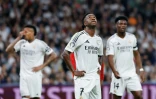 L'attaquant brésilien Vinicius Jr (C) et le milieu de terrain français Aurélien Tchouaméni (D) lors de la défaite du Real contre l'AC Milan, en phase de ligue de Ligue des champions, le 5 novembre 2024 à Madrid