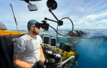 Le directeur de la photographie d'OceanX Adam Wolfbrandt refait surface avec son submersible Nadir le 9 janvier 2026 au large de l'île de Sulawesi, en Indonésie