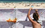 Une personne écrit un message sur une bannière près de la plage de Bondi, en Australie, le 18 décembre 2025