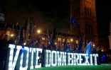 Des manifestants anti-Brexit devant le Parlement britannique, le 10 décembre 2018 à Londres