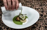 Le chef Gilles Reinhardt prépare des cuisses de grenouille dans le restaurant étoilé de Collonges-au-Mont-D'or, le 8 octobre 2020