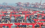 Des conteneurs au port de Suzhou, dans la province du Jiangsu, à l'est de la Chine, le 13 mai 2025