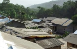 Des villageois nettoient les toits de leurs maisons des cendres volcaniques au lendemain de l'éruption du mont Lewotobi Laki-Laki à Sikka, dans l'est de Nusa Tenggara, le 18 juin 2025 en Indonésie