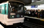 Des usagers du métro à Paris, le 26 avril