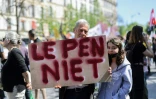 Un manifestant brandit une pancarte pour dire non Ă Le Pen lors d'une manifestaiton contre l'extrĂŞme droite, le 16 avril 2022 Ă Paris