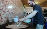 Un syrien prépare un plat dans le restaurant "Les mets damascènes Ibad al-Rahmane", dans la ville rebelle d'Idleb, en Syrie, le 19 juillet 2017